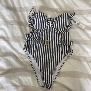 WeWoreWhat Danielle Underwire size L -Fits more like an M